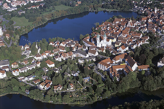 Luftaufnahme von Bad Waldsee mit Stadtsee, Altstadt und umliegender Landschaft.