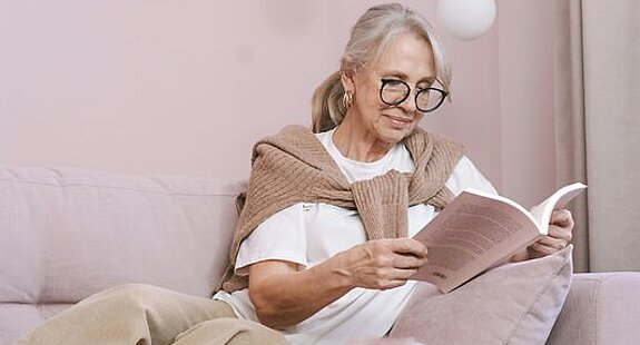 Frau ließt Buch.