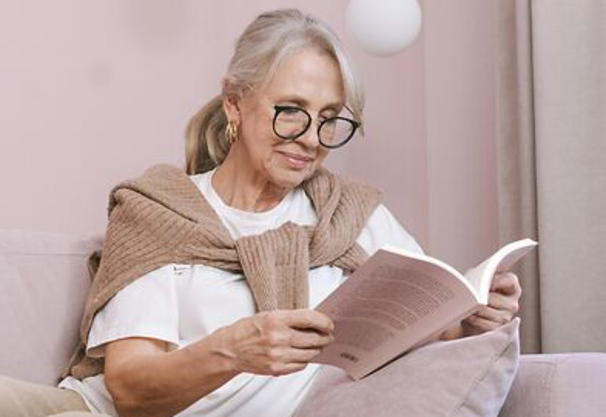 Frau ließt Buch.