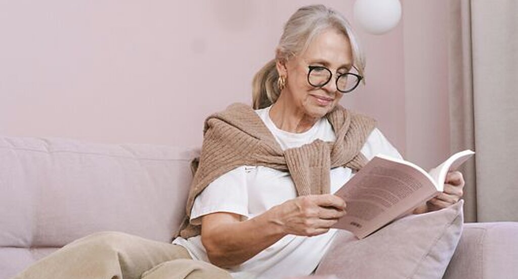 Frau ließt Buch.